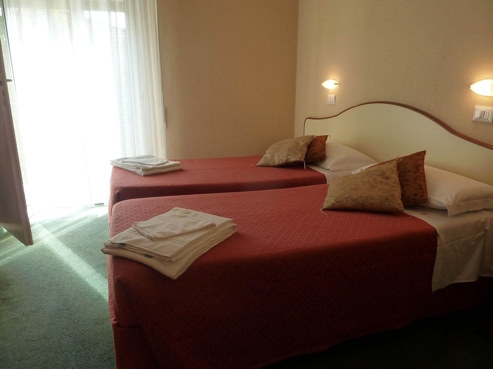 Hotel Crosal Rimini Extérieur photo