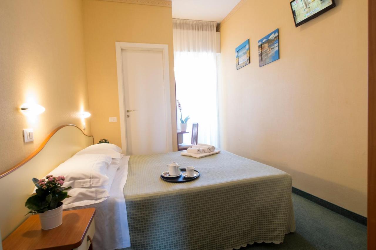 Hotel Crosal Rimini Extérieur photo