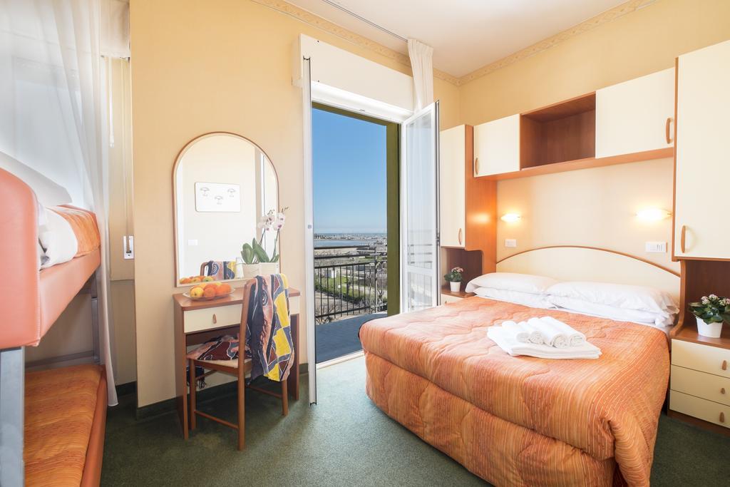 Hotel Crosal Rimini Extérieur photo